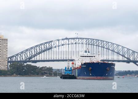 La petroliera BW Bobcat con una capacità di 50,000 tonnellate di carburante (DWT) viene scortata nel porto di Sydney sul lato occidentale del Sydney Harbour Bridge Foto Stock