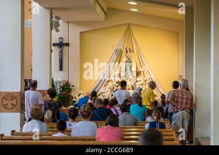 I pellegrini pregano all'interno della chiesa di San Giacomo a Medjugorje, comune di Citluk, Bosnia-Erzegovina Foto Stock