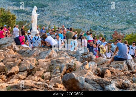 Pellegrini sulla collina delle apparizioni, Podbrdo, Medjugorje, comune di Citluk, Bosnia-Erzegovina, Foto Stock