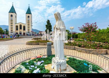 Chiesa di San Giacomo a Medjugorje e la statua della Vergine Maria, comune di Citluk, Bosnia-Erzegovina Foto Stock