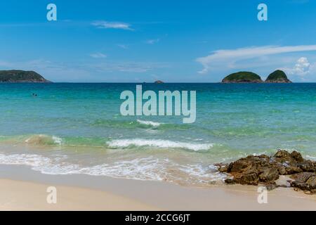 Acque cristalline sulla spiaggia di Ham Tin WAN a Eastern Sai Kung, Hong Kong. 28 luglio 2020 Foto Stock