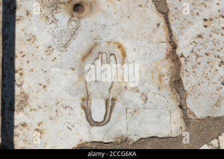 Footprint su marmo per la pubblicità del Bordello di Efeso, città di Izmir, Turchia Foto Stock