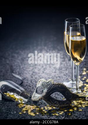 Maschera e champagne con confetti a forma di stella maschera e champagne con confetti a forma di stella. Foto Stock