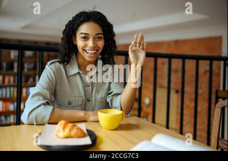 Carina studentessa, colazione leggera al bar Foto Stock