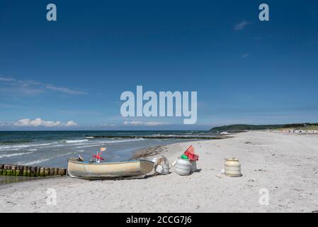 Bandiere rosse su una barca da pesca Foto Stock