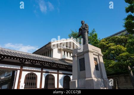 Statua di Oishi Yoshio al tempio di Sengaku-ji a Tokyo, Giappone. È conosciuto come il capo dei Ronin 47 nella loro vendetta 1702. Foto Stock