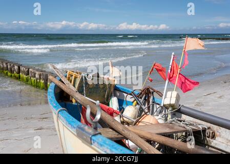 Bandiere rosse su una barca da pesca Foto Stock