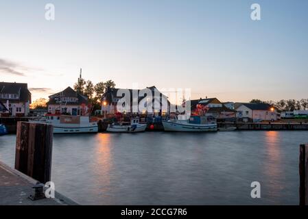 Germania, Meclemburgo-Pomerania occidentale, Hiddensee, villaggio di pescatori Vitte, porto con barche da pesca Foto Stock