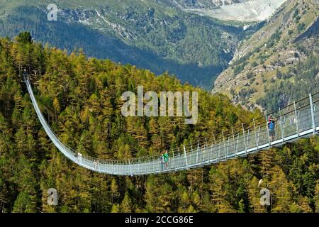 Ponte sospeso Charles Kuonen, il ponte pedonale più lungo del mondo, Randa, Vallese, Svizzera Foto Stock