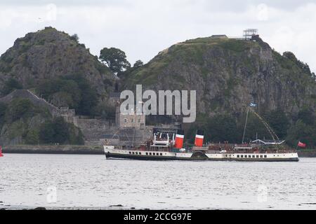 Langbank, Scozia, Regno Unito. 22 agosto 2020. Il più vecchio piroscafo a pale al mondo, il Waverley naviga lungo il Clyde vicino a Dumbarton con i suoi primi passeggeri paganti, facendo il suo ritorno trionfante dopo essere stato fuori servizio per 22 mesi dopo il suo esteso rimontaggio della caldaia. Costruito oltre 70 anni fa, PS Waverley è l'ultimo vaporizzatore a pale al mondo. Il Waverley sarà operativo fino a domenica 6 settembre sulla Clyde. Credit: Antonio Brecht Grist/Alamy Live News Foto Stock