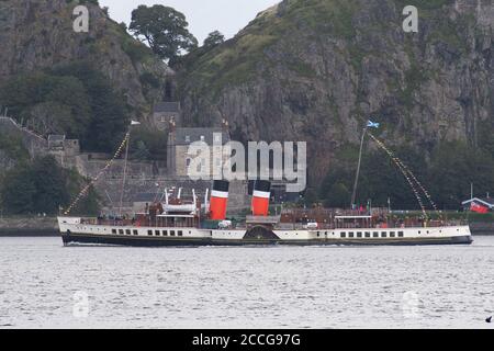 Langbank, Scozia, Regno Unito. 22 agosto 2020. Il più vecchio piroscafo a pale al mondo, il Waverley naviga lungo il Clyde vicino a Dumbarton con i suoi primi passeggeri paganti, facendo il suo ritorno trionfante dopo essere stato fuori servizio per 22 mesi dopo il suo esteso rimontaggio della caldaia. Costruito oltre 70 anni fa, PS Waverley è l'ultimo vaporizzatore a pale al mondo. Il Waverley sarà operativo fino a domenica 6 settembre sulla Clyde. Credit: Antonio Brecht Grist/Alamy Live News Foto Stock