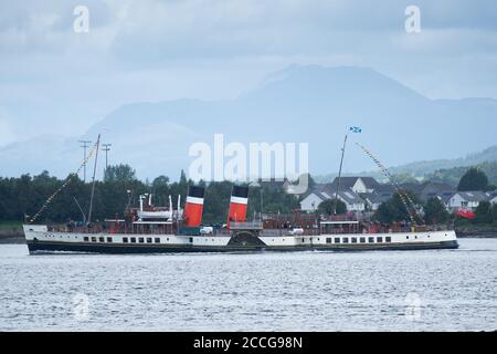 Langbank, Scozia, Regno Unito. 22 agosto 2020. Il più vecchio piroscafo a pale al mondo, il Waverley naviga lungo il Clyde vicino a Dumbarton con i suoi primi passeggeri paganti, facendo il suo ritorno trionfante dopo essere stato fuori servizio per 22 mesi dopo il suo esteso rimontaggio della caldaia. Costruito oltre 70 anni fa, PS Waverley è l'ultimo vaporizzatore a pale al mondo. Il Waverley sarà operativo fino a domenica 6 settembre sulla Clyde. Credit: Antonio Brecht Grist/Alamy Live News Foto Stock