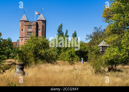 La torre elisabettiana al Castello di Sissinghurst dal frutteto in estate, Kent, Inghilterra Foto Stock