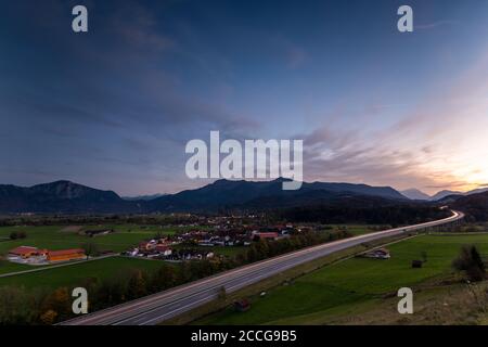 Vista dell'autostrada per Garmisch-Partenkirchen e la Zugspitze, oltre a Kesselberg, Herzogstand, Heimgarten e le Prealpi bavaresi dell'Ester Foto Stock