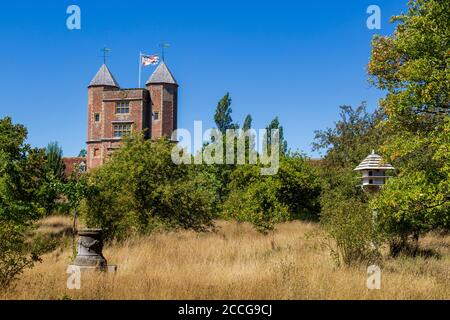 La torre elisabettiana al Castello di Sissinghurst dal frutteto in estate, Kent, Inghilterra Foto Stock