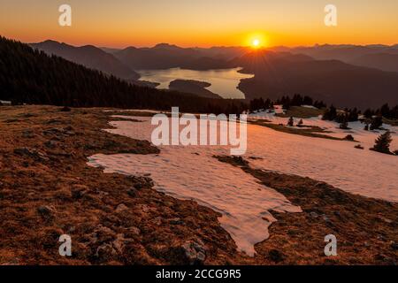 L'alba primaverile a Simetsberg, sulle montagne estere, sullo sfondo il Walchensee e il Karwendel nelle Alpi tedesche e austriache Foto Stock