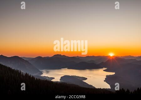 L'alba primaverile a Simetsberg, sulle montagne estere, sullo sfondo il Walchensee e il Karwendel nelle Alpi tedesche e austriache Foto Stock