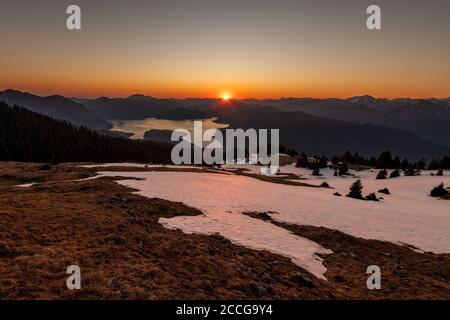 L'alba primaverile a Simetsberg, sulle montagne estere, sullo sfondo il Walchensee e il Karwendel nelle Alpi tedesche e austriache Foto Stock