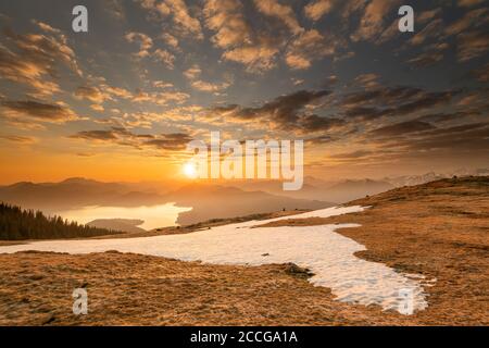 L'alba primaverile a Simetsberg, sulle montagne estere, sullo sfondo il Walchensee e il Karwendel nelle Alpi tedesche e austriache Foto Stock