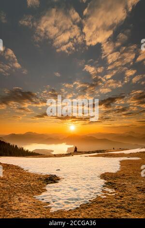 L'alba primaverile a Simetsberg, sulle montagne estere, sullo sfondo il Walchensee e il Karwendel nelle Alpi tedesche e austriache Foto Stock