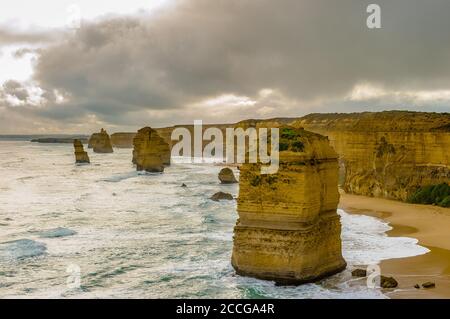 Sopravvissuti alla tempesta, i rimanenti dodici Apostoli impila abbracciare la scogliera sulla costa selvaggia della Great Ocean Road di Victoria in Australia. Foto Stock