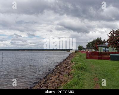 Alcuni dei Caravan statici a Tayport Links Caravan Park che si affaccia sulla costa estuario Tay in una giornata bagnata nel mese di agosto. Foto Stock