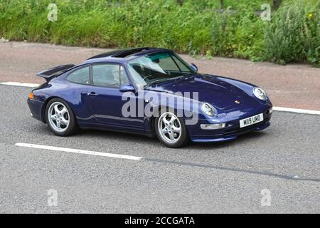 Porsche 911 Carrera blu anni '1995 90; veicoli in movimento per il traffico veicolare, auto sportive che guidano veicoli su strade del Regno Unito, motori, motori sulla rete autostradale M6. Foto Stock