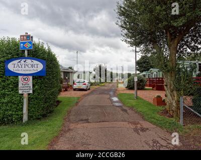L'ingresso del Tayport collega il Caravan Park con le sue roulotte statiche che si allinea accanto alla strada e vengono visualizzati i segnali di avvertimento per la velocità. Foto Stock
