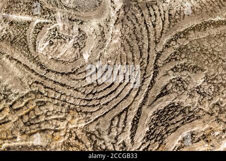 Cristalli di ghiaccio nel letto Isar stream con forme diverse e strutture Foto Stock