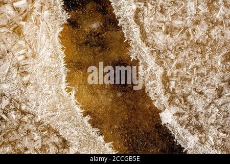 Cristalli di ghiaccio nel letto Isar stream con forme diverse e strutture Foto Stock