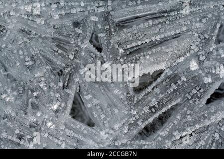 Cristalli di ghiaccio nel letto Isar stream con forme diverse e strutture Foto Stock