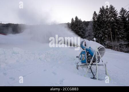 Cannone da neve in funzione sul pendio di Kandahar in Garmisch-Partenkirchen Foto Stock
