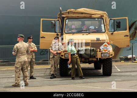 Uomini e donne dell'esercito neozelandese in piedi accanto a un camion Unimog. Nella cabina del carrello sono presenti diversi bambini. Auckland, Nuova Zelanda, 1/26/2019 Foto Stock