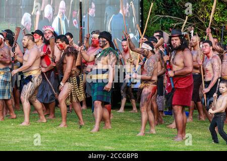 Uomini Maori neozelandesi vestiti da guerrieri al 150° anniversario della Battaglia di Gate Pa. Tauranga, Nuova Zelanda, 4/29/2014 Foto Stock