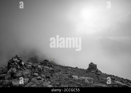 Due alpinisti hanno raggiunto la vetta del Sonnjoch nel Karwendel, le Alpi Tirolo dopo 1700 metri di altitudine e quasi 12 ore di salita in nebbia fitta Foto Stock