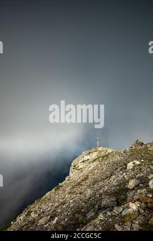 Due alpinisti hanno raggiunto la vetta del Sonnjoch nel Karwendel, le Alpi Tirolo dopo 1700 metri di altitudine e quasi 12 ore di salita in nebbia fitta Foto Stock