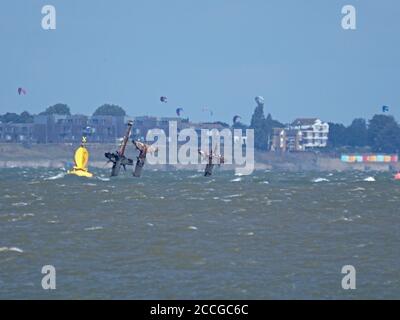 Sheerness, Kent, Regno Unito. 22 agosto 2020. Regno Unito Meteo: Un inizio di giornata soleggiato, ma con ulteriori forti venti. Relitto SS Richard Montgomery a bassa marea, con kitesurfers oltre a Southend in lontananza. Credit: James Bell/Alamy Live News Foto Stock