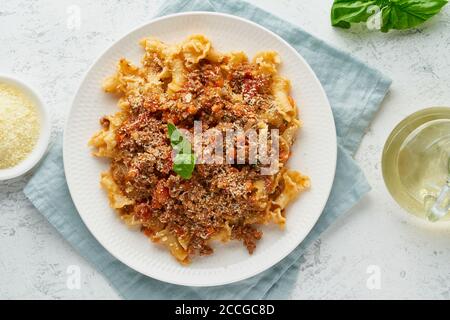 Pasta Campanelle alla bolognese con carne di pomodoro e macine Foto Stock