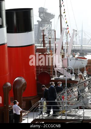 Gli ospiti sono accolti a bordo del piroscafo a pale Waverley mentre parte da Glasgow per una crociera lungo il fiume Clyde mentre riprende la navigazione dopo il blocco del coronavirus. Foto Stock