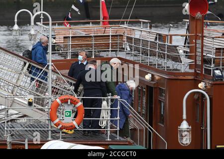 Gli ospiti sono accolti a bordo del piroscafo a pale Waverley mentre parte da Glasgow per una crociera lungo il fiume Clyde mentre riprende la navigazione dopo il blocco del coronavirus. Foto Stock