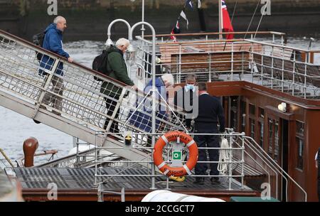 Gli ospiti sono accolti a bordo del piroscafo a pale Waverley mentre parte da Glasgow per una crociera lungo il fiume Clyde mentre riprende la navigazione dopo il blocco del coronavirus. Foto Stock