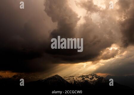 Krottenkopf, Hohe Kiste e Simetsberg alla luce della tempesta. Fotografato dallo stand Herzogstand la sera prima del coprifuoco. Foto Stock