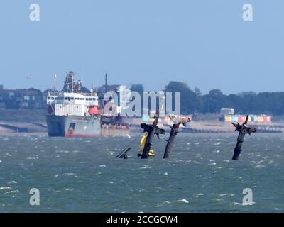 Sheerness, Kent, Regno Unito. 22 agosto 2020. Regno Unito Meteo: Un inizio di giornata soleggiato, ma con ulteriori forti venti. Relitto SS Richard Montgomery a bassa marea, con dragante nave 'City of Westminster' ancorata in lontananza. Credit: James Bell/Alamy Live News Foto Stock