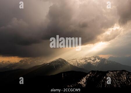 Krottenkopf, Hohe Kiste e Simetsberg alla luce della tempesta. Fotografato dallo stand Herzogstand la sera prima del coprifuoco. Foto Stock