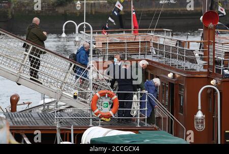 Gli ospiti sono accolti a bordo del piroscafo a pale Waverley mentre parte da Glasgow per una crociera lungo il fiume Clyde mentre riprende la navigazione dopo il blocco del coronavirus. Foto Stock