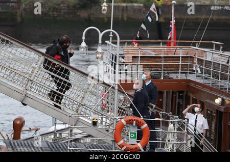 Gli ospiti sono accolti a bordo del piroscafo a pale Waverley mentre parte da Glasgow per una crociera lungo il fiume Clyde mentre riprende la navigazione dopo il blocco del coronavirus. Foto Stock