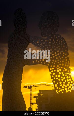 Lavori di costruzione lungo il fiume Sprea a Berlino di fronte alla scultura 'Molecule Man', Germania nel 2020. Foto Stock