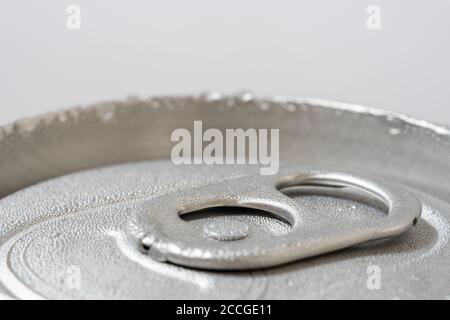 Macro primi piano di gocce d'acqua o gocce di rugiada sopra lattino in alluminio freddo Foto Stock