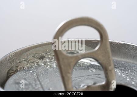 Macro primo piano di bolle nel liquido che fuoriesce quando si apre la can Foto Stock