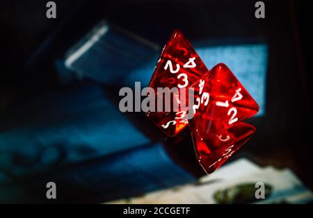 Primo piano di due dadi piramidali trasparenti, 2d4, su una superficie riflettente Foto Stock